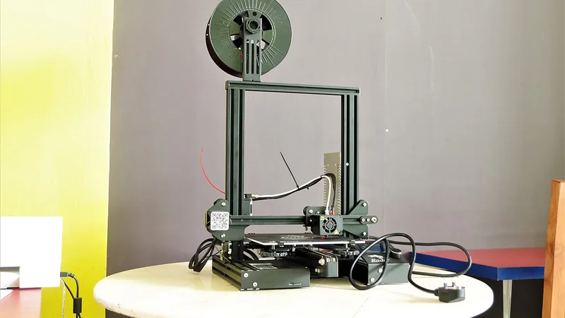Desktop 3D printer with a filament spool